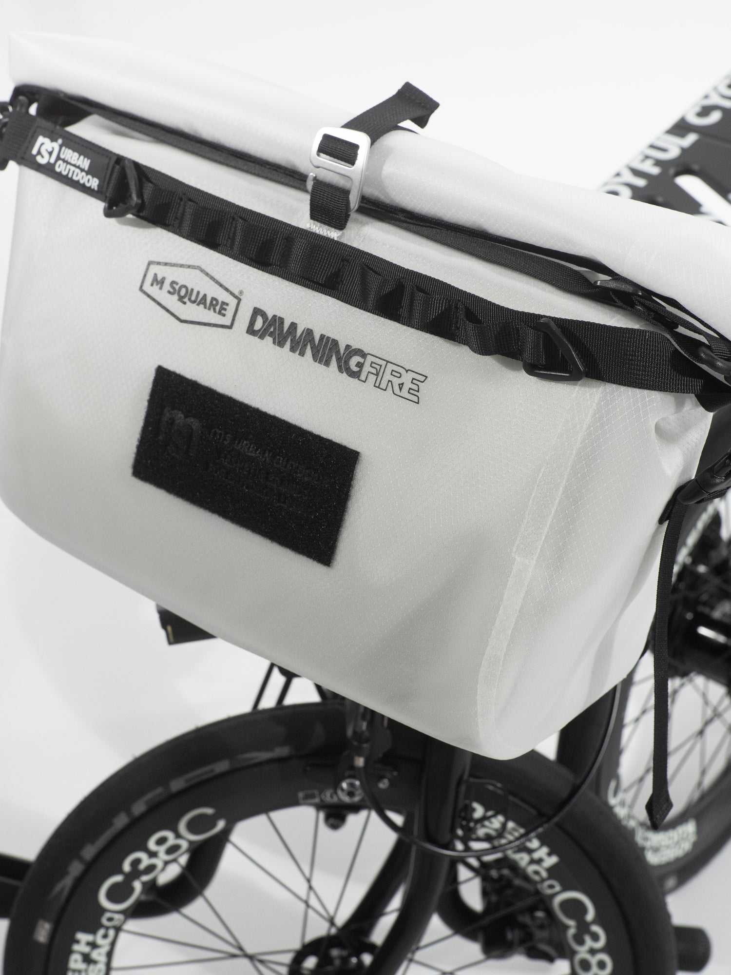 ブロンプトンバッグ + トリゴフレーム – ホワイト